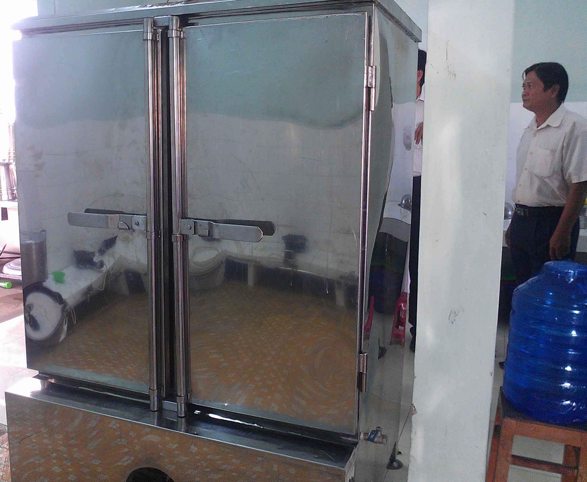 Lò hấp cơm của căn tin nghi gây ra vụ ngộ độc tập thể ở trường Nguyễn Trung Trực. Ảnh: Đăng Nguyên