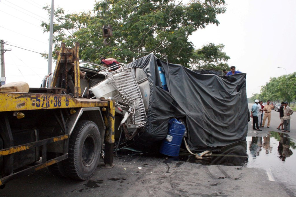 TP.HCM, đại lộ, xe tải, xe bồn, liên hoàn, tài xế bị thương nặng, địa lộ Nguyễn Văn Linh