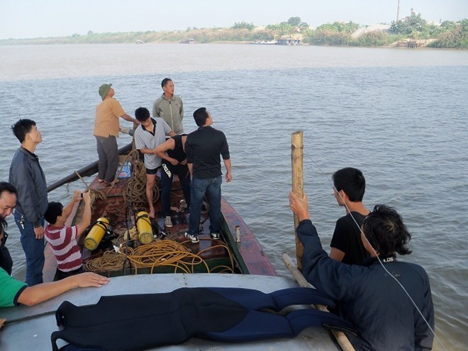  Ông Quang cho biết sáng nay, 26/11 họ sẽ tiếp tục quay lại sông Hồng để tìm kiếm xác chị Huyền.