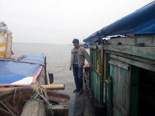  Anh Nguyễn Hữu Huy, chồng nạn nhân Lê Thị Thanh Huyền, thuê thuyền ra cửa biển Ba Lạt để tìm kiếm