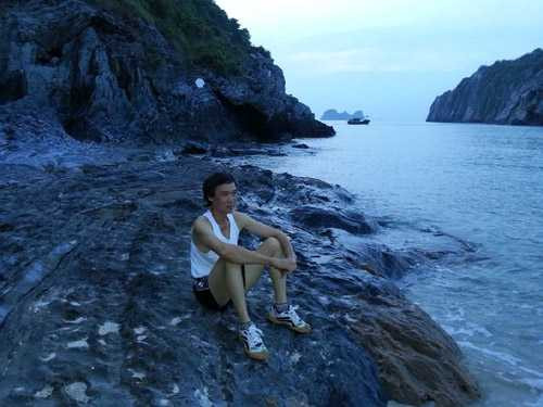  Ông Phạm Đức Quang ngồi nhiều ngày ở cửa biển xem xác cháu mình cho trôi dạt ra đây