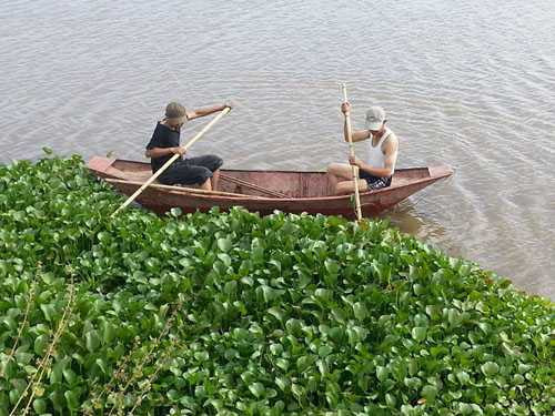 Gia đình nạn nhân Lê Thị Thanh Huyền hơn 20 ngày qua đã "lật tung" mọi điểm nghi ngờ trên sông Hồng để tìm thi thể người thân