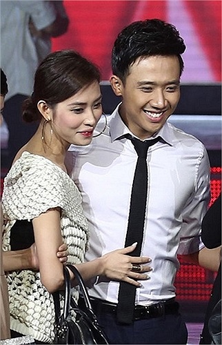 Mai Hồ, bạn gái của MC Trấn Thành sinh năm 1987, là em gái họ của diễn viên nổi tiếng Mai Thu Huyền và được cho là con nhà gia thế giàu có.