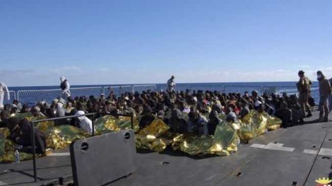 Giải cứu hơn 1000 người tị nạn lênh đênh trên biển