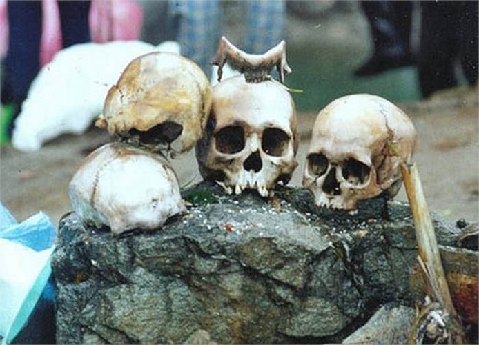 Năm 1942, người ta tìm thấy hàng trăm bộ xương tại hồ Roopkund (Ấn Độ) nằm trong dãy Himalaya. Trong vòng hơn 60 năm, không ai biết chính xác chuyện gì đã xảy ra với những bộ xương này.