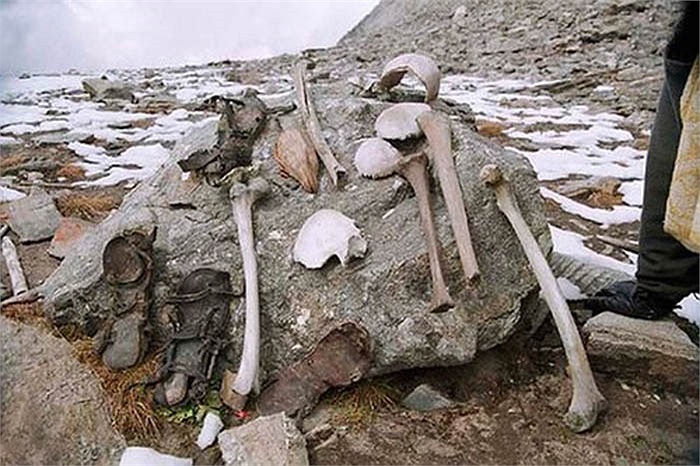 Năm 1942, một nhân viên an ninh lần đầu phát hiện ra các bộ xương ở hồ Roopkund tại khu vực những ngọn núi. Trước đó, nước hồ Roopkund đóng băng nên không hề phát hiện ra điều gì bất thường. Nhưng băng tan, nhiều bộ xương dần lộ.