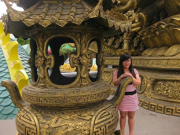 Là cô gái mập mạp lại kém xinh, Khánh từng rất tự ti về bản thân. Đã từng có thời gian, cô sống khép kín và ít giao tiếp với bạn bè vì rào cản ngoại hình 