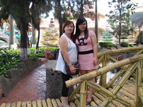 Không chỉ thừa cân, Khánh còn sở hữu làn da đen kém thu hút.Hình Khánh chụp cùng mẹ 3 năm về trước. 