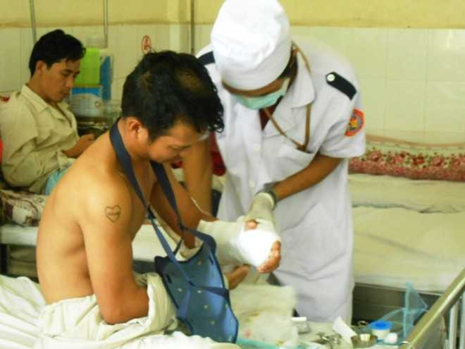 Tay trái của anh Trung bị nhóm côn đồ chém đứt lìa được các bác sĩ nối lại.