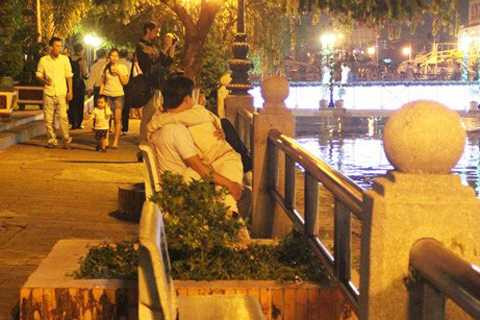 giới trẻ Sài thành yêu đương nơi công cộng