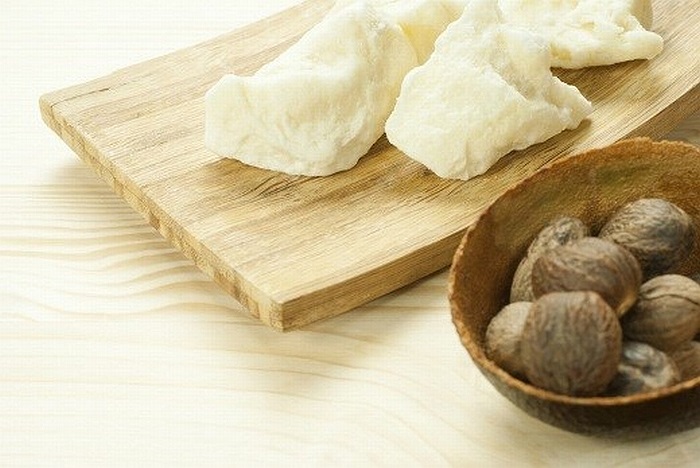 Bơ hạt mỡ được chiết xuất từ thành phần chủ yếu là dầu cây hạt mỡ. Là nguồn cung cấp dồi dào vitamin E và caroten, bơ hạt mỡ giúp cải thiện độ đàn hồi trên các tế bào da. 