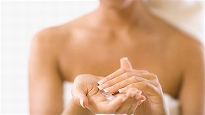 Dưỡng ẩm là điều vô cùng quan trọng nếu bạn muốn ngăn chăn sự xuất hiện của những vết rạn trên vùng da nhạy cảm. Sử dụng kem dưỡng ẩm cho thấy nhiều cải tiến trong độ đàn hồi và hạn chế tối đa sự rạn nứt các tế bào da.