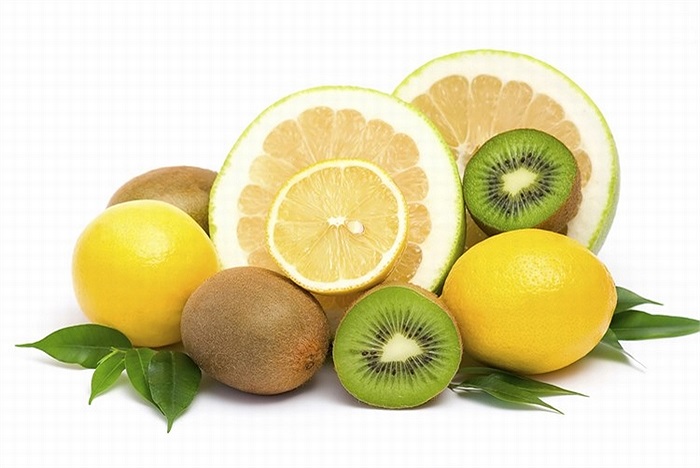 Vitamin C trong hoa quả tươi giúp sản xuất collagen và loại bỏ các vết rạn da trong giai đoạn đầu. 