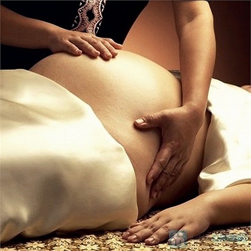 Massage trước khi đi ngủ không những mang lại cảm giác dễ chịu, các bài massage nhẹ trước khi đi ngủ có tác dụng loại bỏ các vết rạn da mới xuất hiện. 