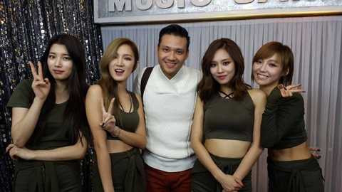 Khải Anh thân mật với nhóm Miss A