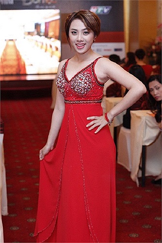 Lan Trinh kém đẹp với chiếc váy đính hạt cườm được thiết kế khá đơn giản và quê mùa.