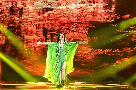 Nữ Diva vẫn chưa thoát khỏi được mác thảm họa với những bộ trang phục diêm dúa như thế này.