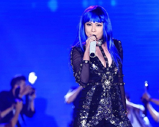 Chi hơn 100 triệu để làm tóc chuẩn bị cho liveshow của riêng mình, nhưng Thanh Thảo vẫn chưa được đánh giá cao về trang phục.