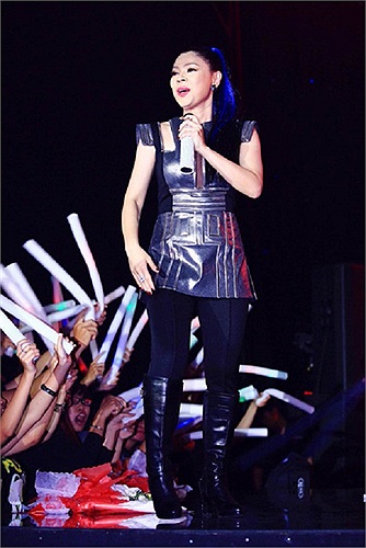 Thay trang phục khác, Thanh Thảo vẫn mất điểm vì gu ăn mặc sến sẩm của mình.