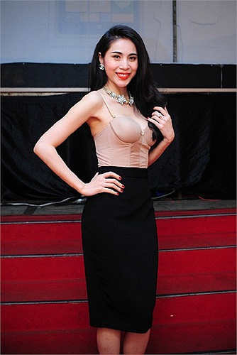 Xuất hiện với vai trò làm giám khảo trong đêm thi đầu tiên của 'Bước nhảy hoàn vũ 2014', Phần áo của Thủy Tiên khiến nhiều người lầm tưởng cô diện bikini lên sân khấu.