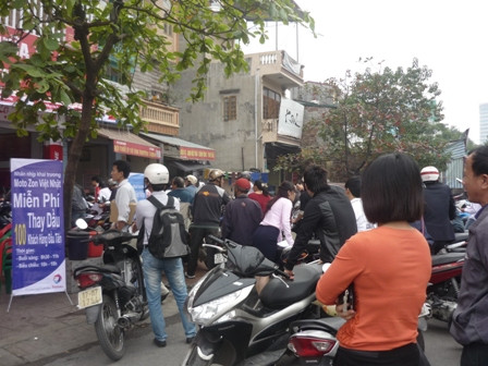 Sáng 18/11, hàng trăm người đã xếp hàng tại 180 Xã Đàn (Đống Đa, Hà Nội) để được thay dầu miễn phí cho “xế yêu”. 