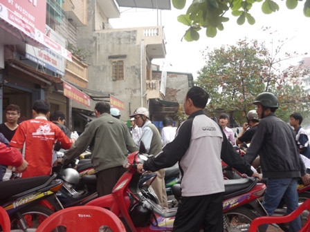 Sáng 18/11, hàng trăm người đã xếp hàng tại 180 Xã Đàn (Đống Đa, Hà Nội) để được thay dầu miễn phí cho “xế yêu”. 