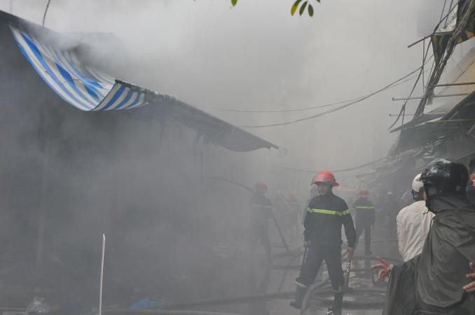 cháy chợ nhà xanh, đường phan văn trường, cầu giấy