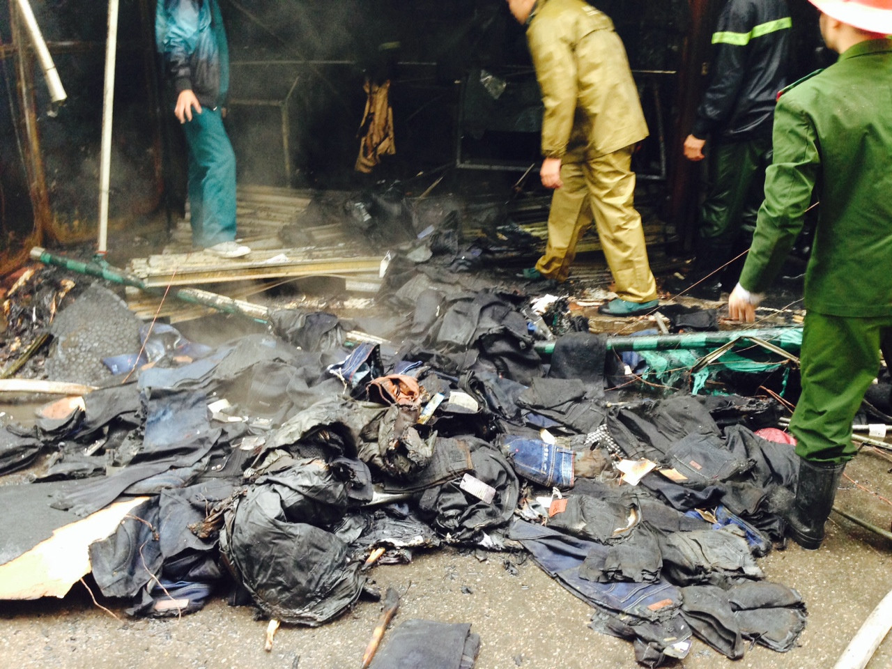 Nhiều hàng hóa bị thiêu rụi