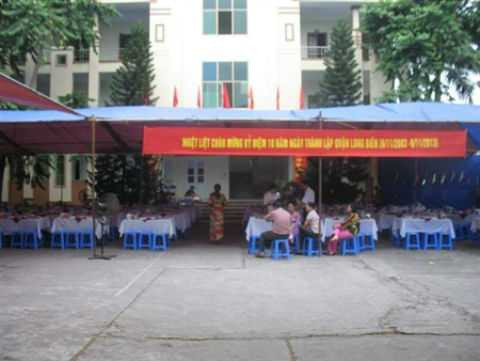  Mâm cỗ được bày trong sân UBND phường Ngọc Thuỵ vào thời điểm đáng lẽ phải tiếp dân.