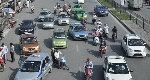 'Bát nháo' taxi trước cổng bệnh viện ở Hà Nội