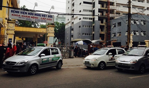 'Bát nháo' taxi trước cổng bệnh viện ở Hà Nội
