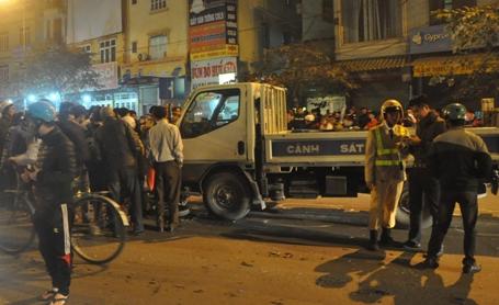 Hà Nội: Va chạm với xe tải CSGT, 2 người nhập viện