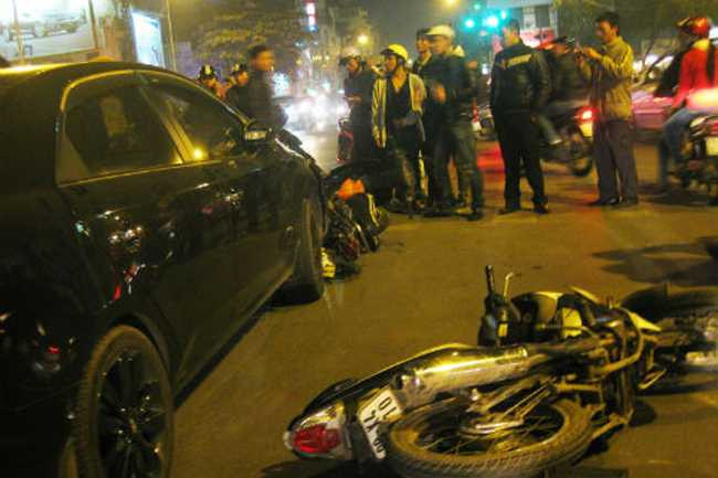 Rất đông người đi đường đứng lại xem.