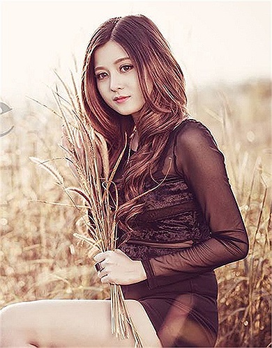 Cô gái này thường xuyên chụp hình cho các cửa hàng thời trang và áo cưới tại Gia Lai