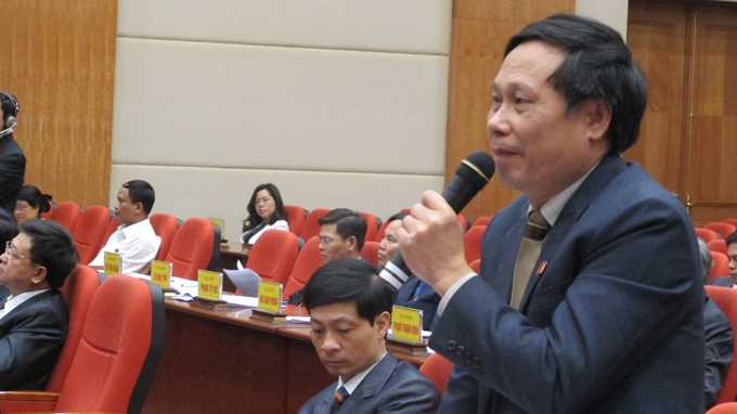 Đại biểu HĐND TP Hải Phòng chất vấn về việc vượt chỉ tiêu biên chế và ô nhiễm môi trường khiến nhiều cử tri bức xúc - Ảnh: Thân Hoàng