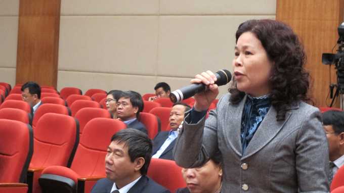 Đại biểu HĐND TP Hải Phòng chất vấn về việc vượt chỉ tiêu biên chế và ô nhiễm môi trường khiến nhiều cử tri bức xúc - Ảnh: Thân Hoàng