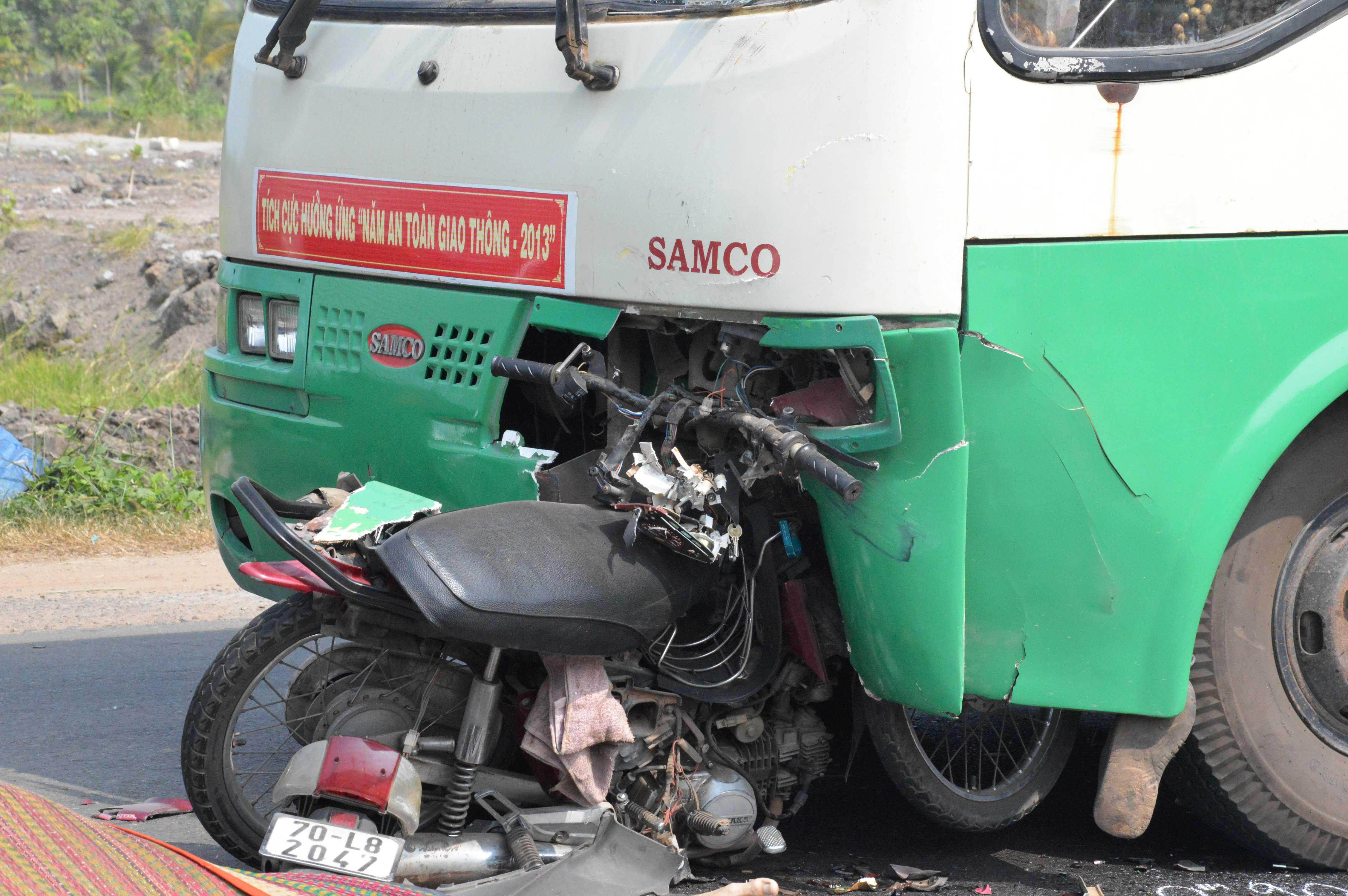 TP.HCM, tai nạn, đối đầu, xe buýt, xe máy, găm chặt, tử vong