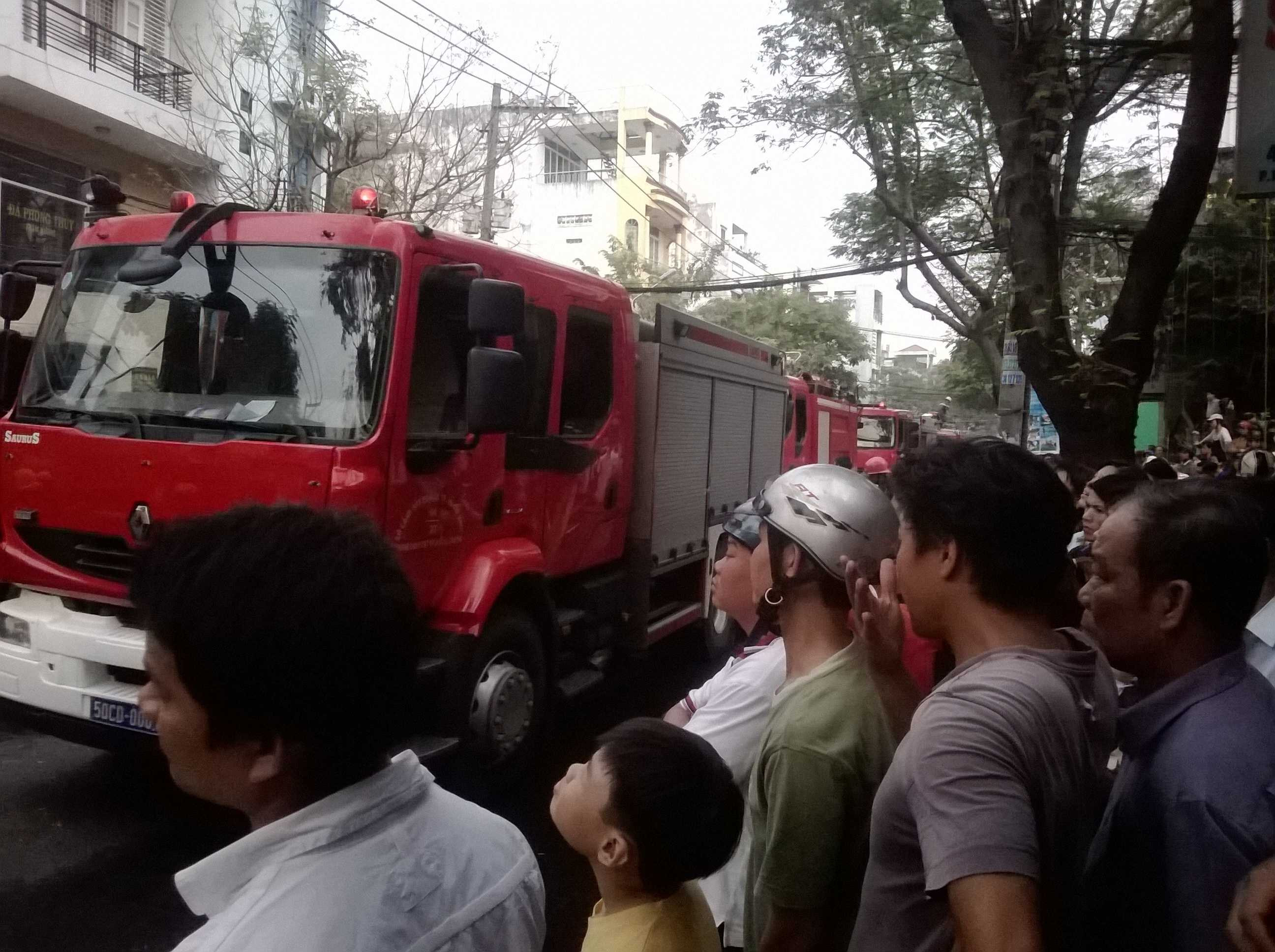 Hàng chục xe cứu hỏa dập đám cháy khách sạn 5 tầng