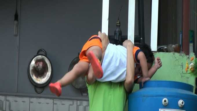 Bảo mẫu dúi cổ bé mầm non vào thùng đựng nước