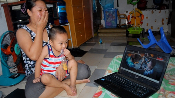 Chị Phương khóc nức nở khi xem clip con trai bị cô bảo mẫu hành hạ 