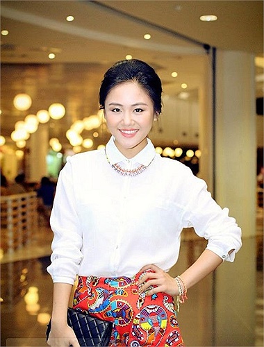 Khi đi tham dự các sự kiện, Văn Mai Hương cũng tinh tế trong cách chọn trang phục phụ kiện đồng điệu. Vừa trẻ trung nhí nhảnh phù hợp với lứa tuổi, không quá hở hang mà vẫn tuyệt đẹp. 