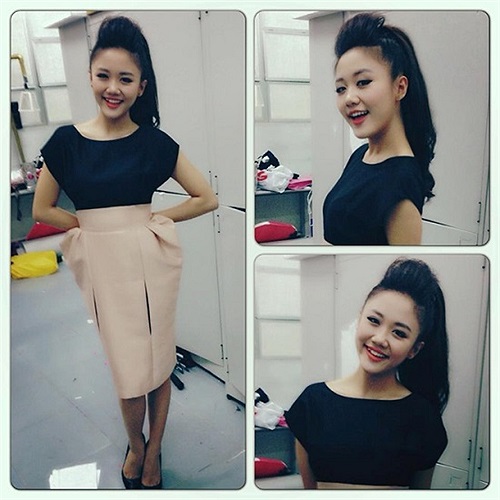 Kiểu tóc chỏm cao giúp Văn Mai Hương 'ăn gian' được chiều cao. Trong khi bộ váy hai gam màu trắng và be toát lên nét thanh lịch. 