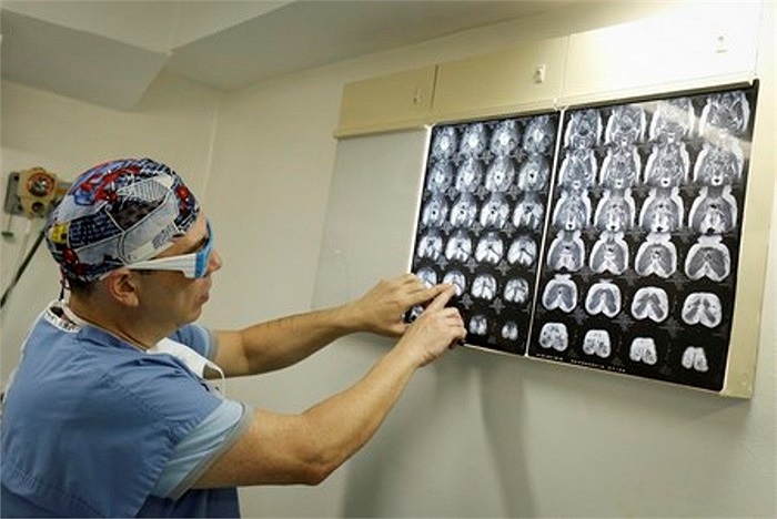 Bác sỹ Slobodianik đang phân tích kỹ lưỡng các bức hình trước khi tiến hành phẫu thuật.