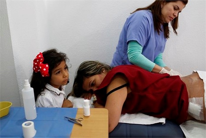 Hình ảnh cô con gái bên cạnh chăm sóc cho mẹ sau ca mổ. 