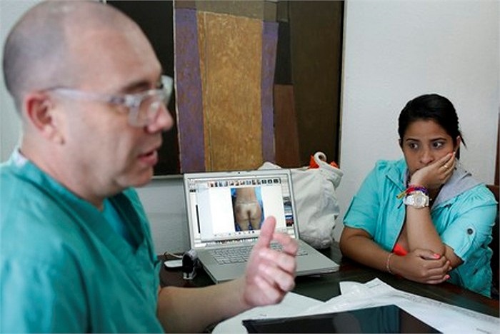 Chuyên gia phẫu thuật Daniel Slobodianik đang đưa ra một số hình ảnh minh hoạ và giải thích cặn kẽ cho các bệnh nhân của ông biết về thủ tục lấy túi độn ra khỏi cơ thể.