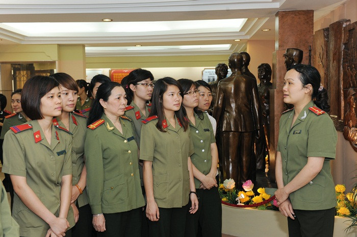 nữ cảnh vệ việt nam