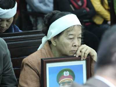 Mẹ anh Thân Văn Chung thất thần bên di ảnh con trai.