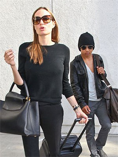 Vóc dáng hiện tại của Angelina hoàn toàn không còn những số đo gợi cảm, cô quá gầy và thiếu sức sống mỗi lần xuất hiện.