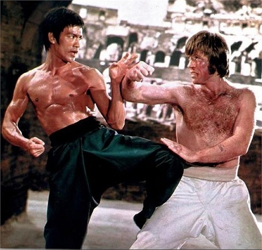 Năm 1971, hãng phim Gia Hòa ra giá 15.000 USD để mời Lý Chấn Phan trở về Hong Kong đóng chính trong hai bộ phim do họ sản xuất. Đó cũng là thời điểm cái tên Lý Tiểu Long lần đầu xuất hiện trên ảnh đàn Hong Kong, viết nên huyền thoại về chú rồng nhỏ.