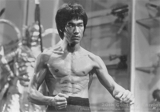 'Đường Sơn đại huynh' được thực hiện tại một vùng quê hẻo lánh của Thái Lan, bối cảnh và câu chuyện cực kỳ đơn giản. Song, diễn xuất của Lý Tiểu Long trong phim lại vô cùng ấn tượng và lạ lẫm đối với cộng đồng người Hoa khi đó. 